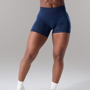 Alphalete • NWT Amplify Contour  Bike Shorts colour trusted blue